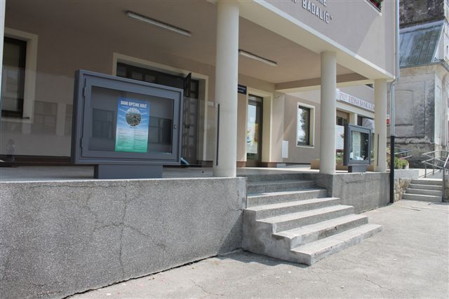 Novi oglasni paneli ispred Doma kulture Josip Badalić