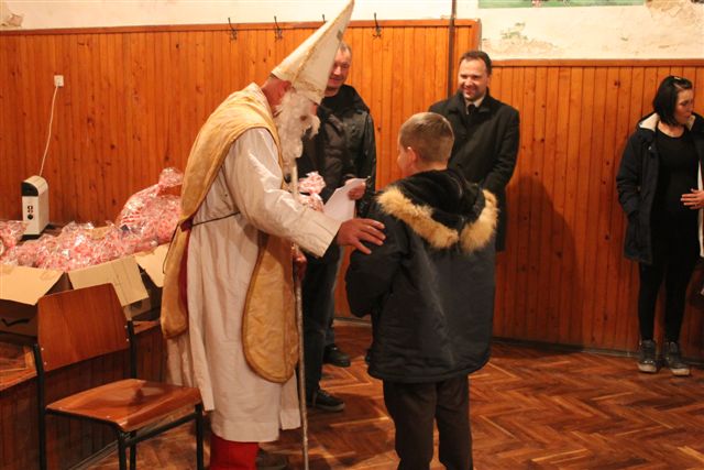  Sveti Nikola i Krampus jučer posjetili Rečicu Krišku