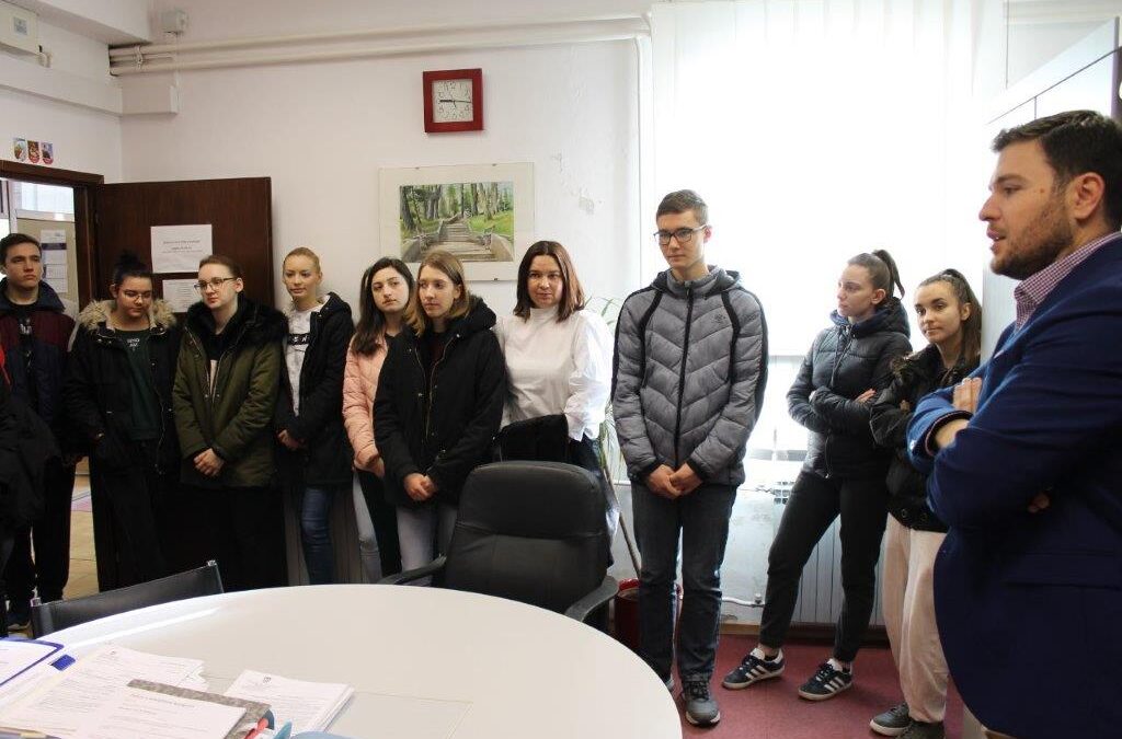 SREDNJOŠKOLCI UPOZNAJU RAD LOKALNE SAMOUPRAVE