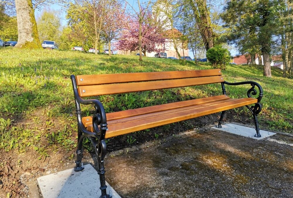 U PARKU U KRIŽU POSTAVLJENO 29 NOVIH KLUPA