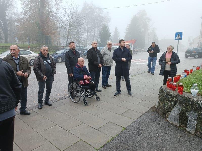 ZAPALJENI LAMPIONI U POVODU DANA SJEĆANJA NA ŽRTVE DOMOVINSKOG RATA I DANA SJEĆANJA NA ŽRTVU VUKOVARA I ŠKABRNJE