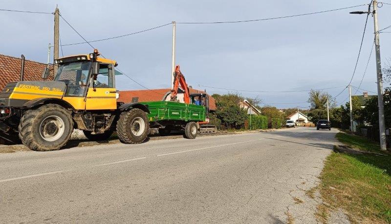 ZAPOČELA OBNOVA DIJELA PJEŠAČKE STAZE U ULICI MILKE TRNINE U KRIŽU