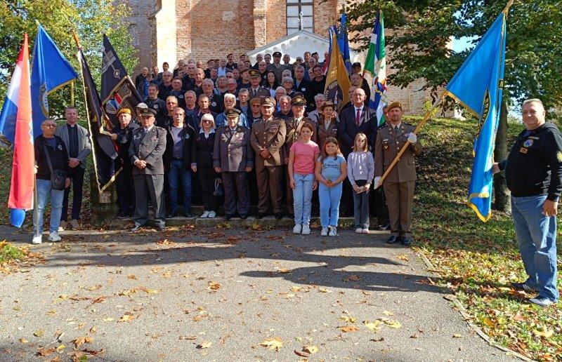 U KRIŽU DRŽANA SVETA MISA ZA POGINULE, NESTALE I UMRLE BRANITELJE, ODANA POČAST RUDOLFU PEREŠINU I ODANA POČAST NA LOKALITETU TROKUT-NOVSKA