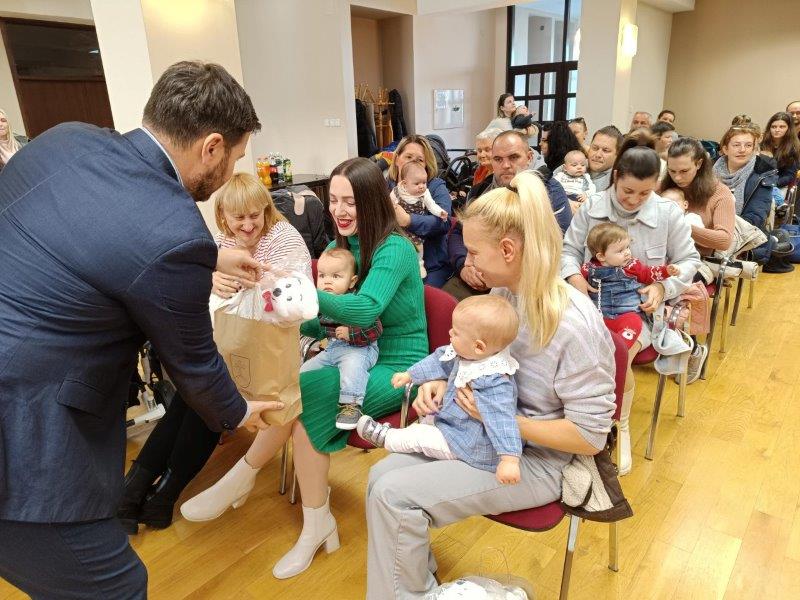 SVETI NIKOLA DARIVAO BEBE OPĆINE KRIŽ
