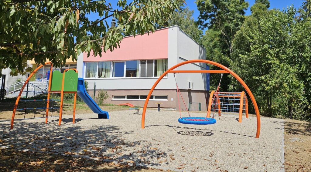 DJEČJE IGRALIŠTE U ŠKOLSKOJ ULICI U KRIŽU SUFINANCIRANO S GOTOVO 80% SREDSTAVA MINISTARSTVA DEMOGRAFIJE I USELJENIŠTVA
