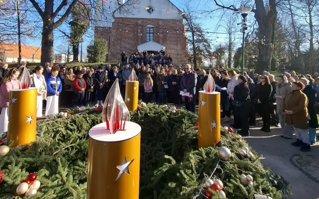 ZAPALJENA PRVA ADVENTSKA SVIJEĆA